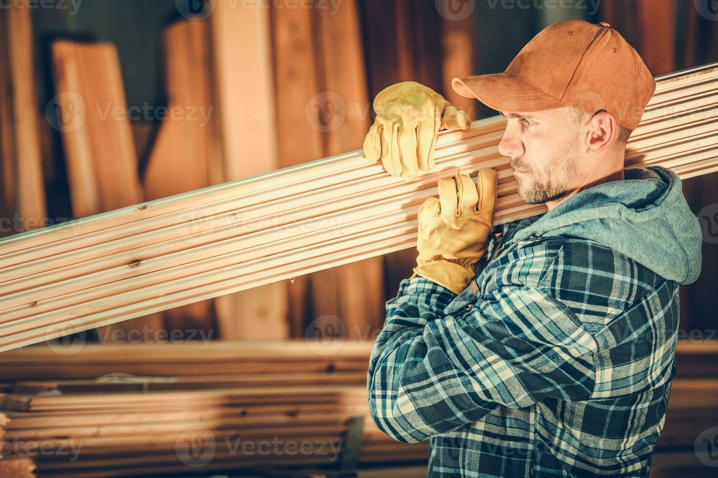 lavoratore con legna tavole foto