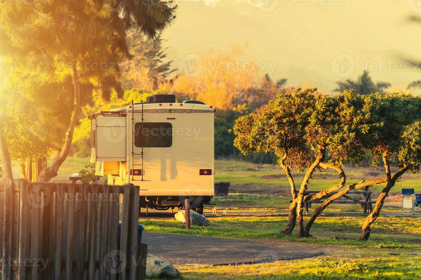 rv parcheggiata nel panoramico campeggio individuare foto