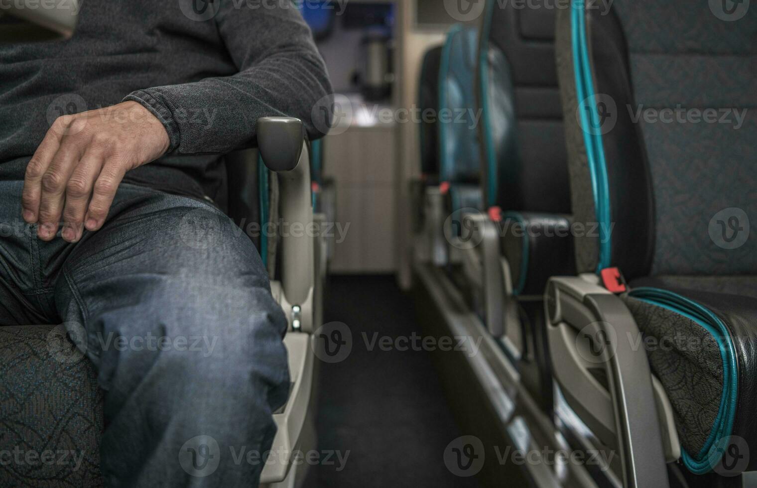 uno passeggeri dentro moderno allenatore autobus foto