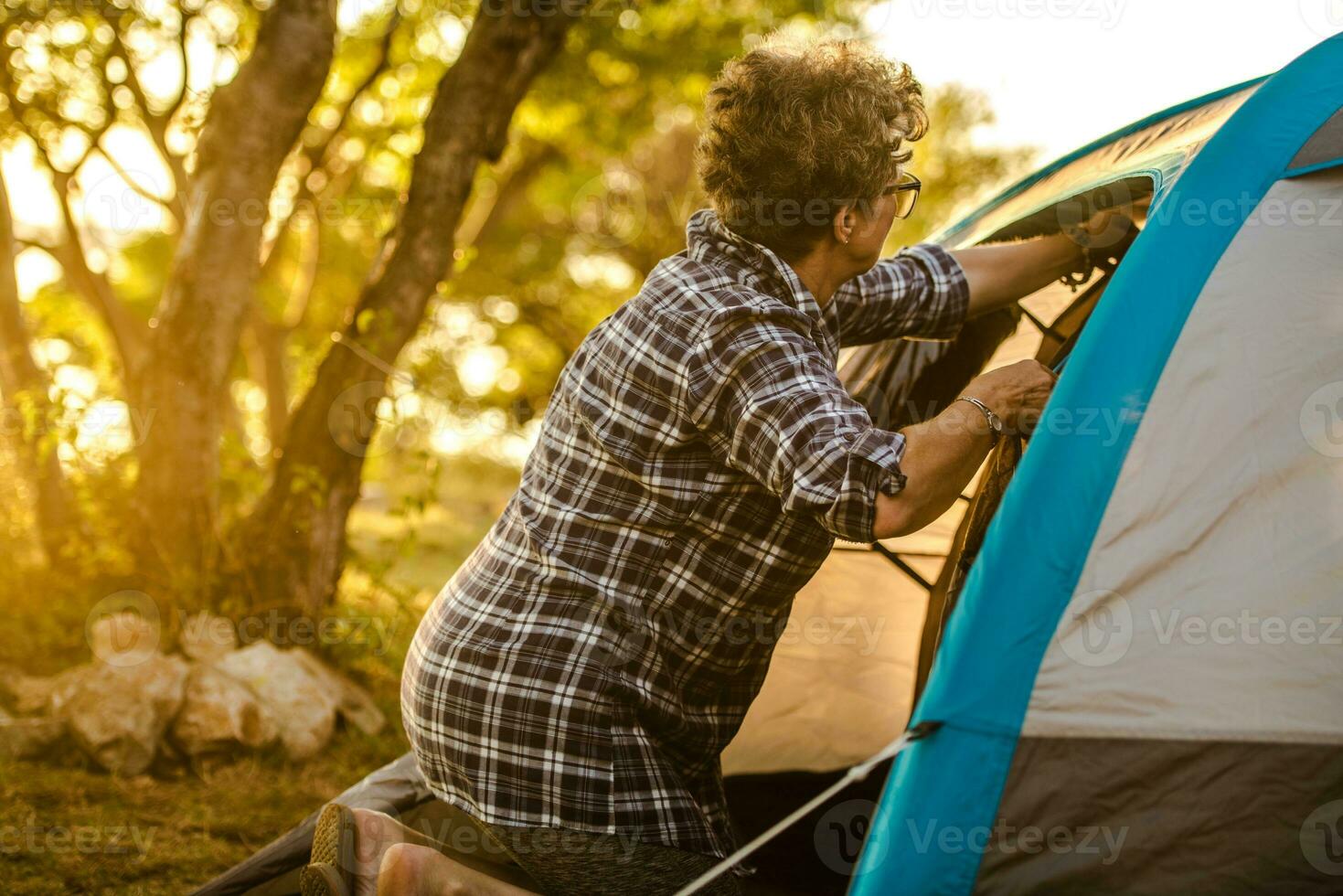 pensionato donna tenda vacanza foto
