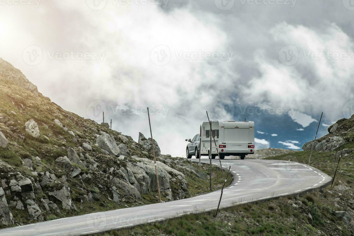 auto traino viaggio trailer su il panoramico alpino strada foto