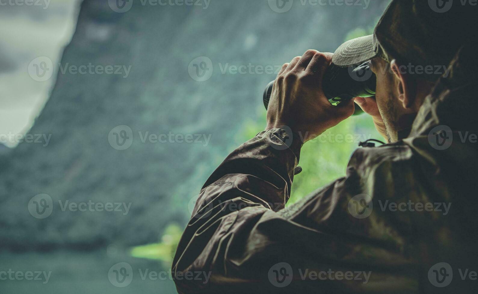 cacciatore nel camuffare uniforme avvistamento gioco foto