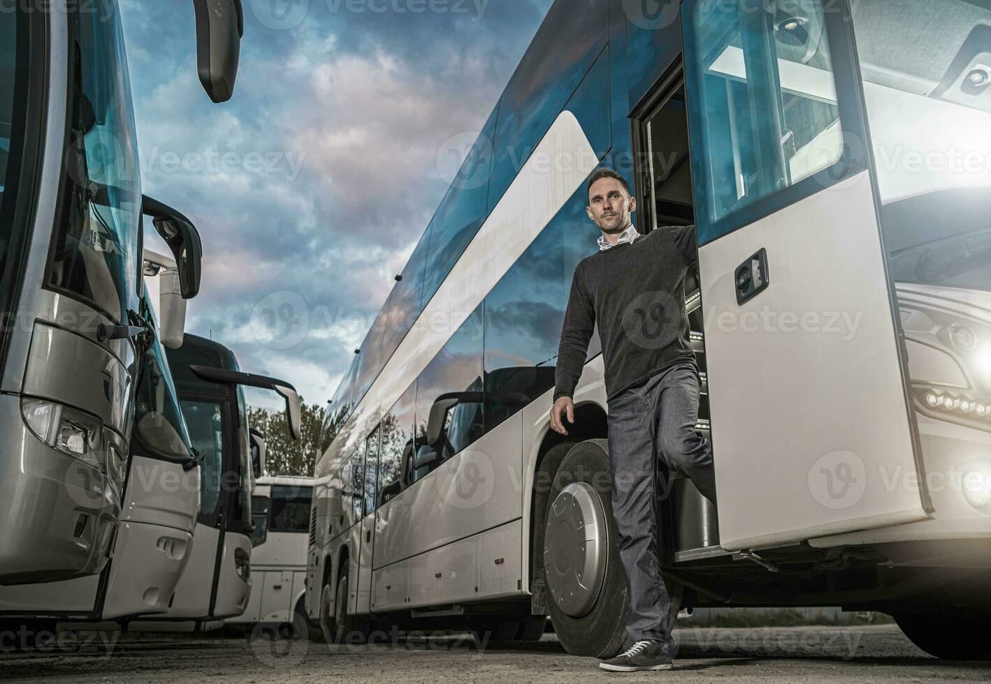 soddisfatto caucasico autobus autista in partenza allenatore dopo difficile giorno su il strada foto