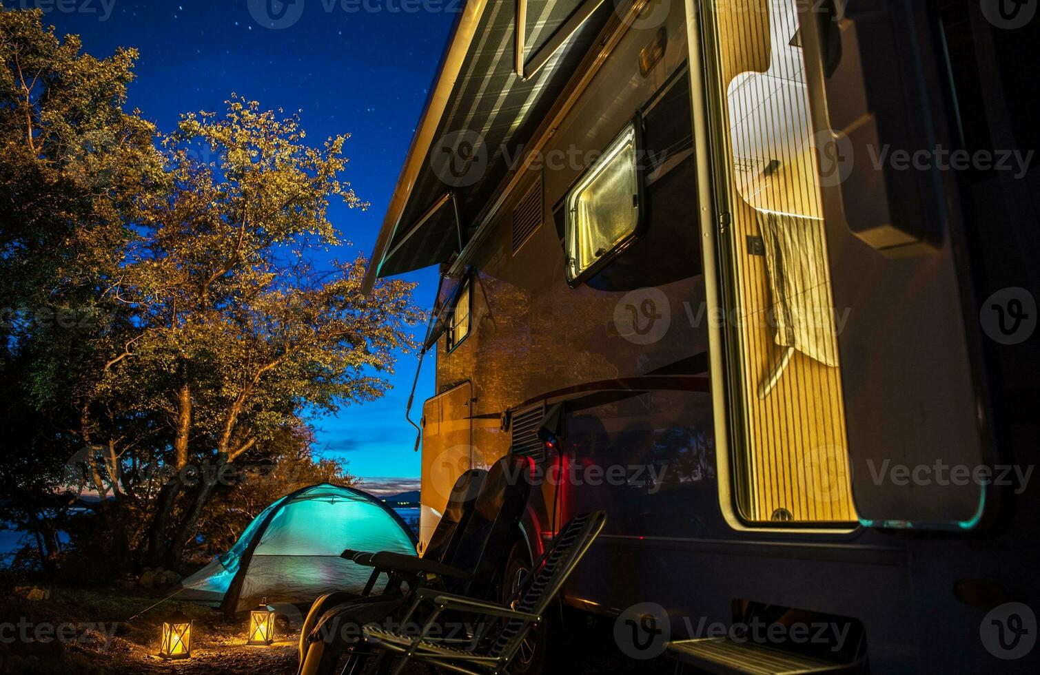 camper furgone e tenda campeggio foto