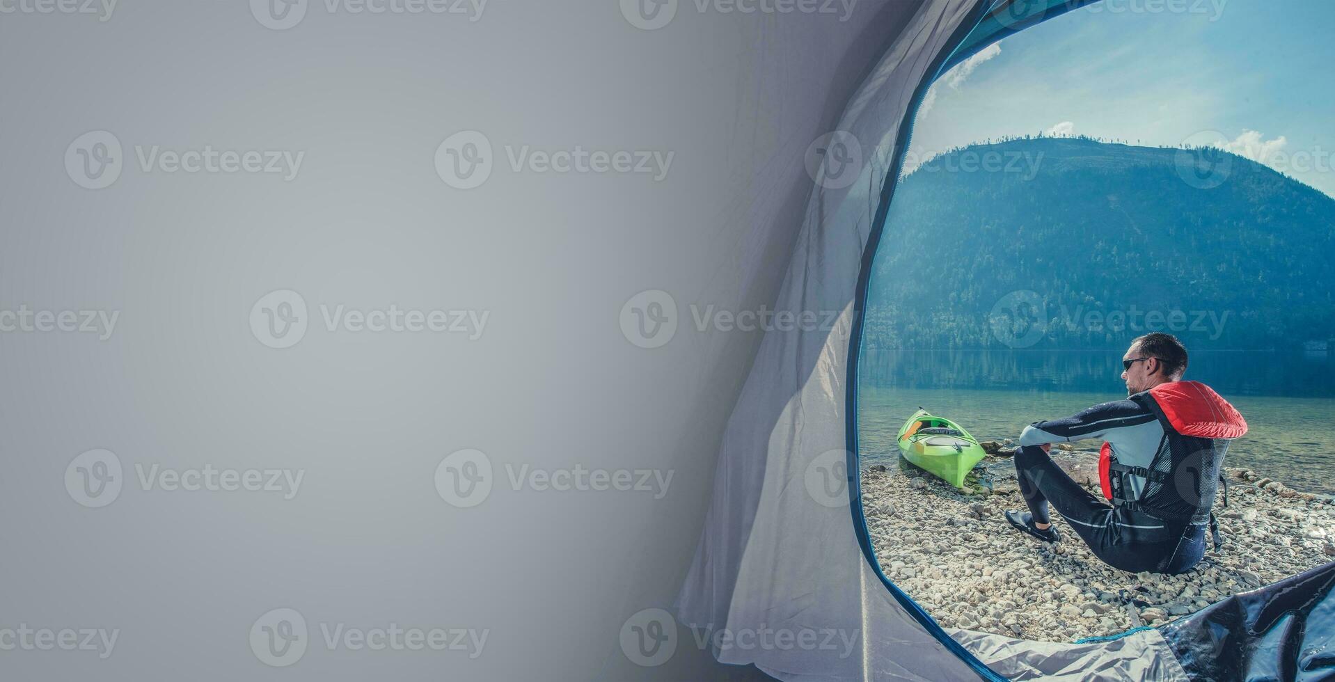 lago riva campeggio con kayak foto