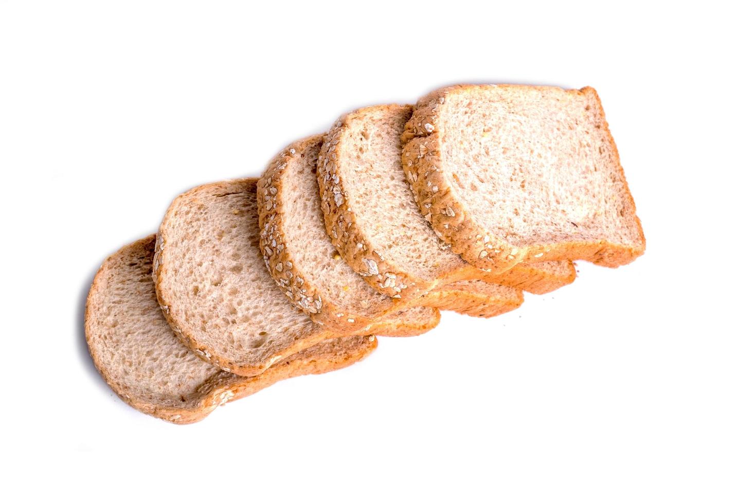 fetta di pane integrale isolato su sfondo bianco foto