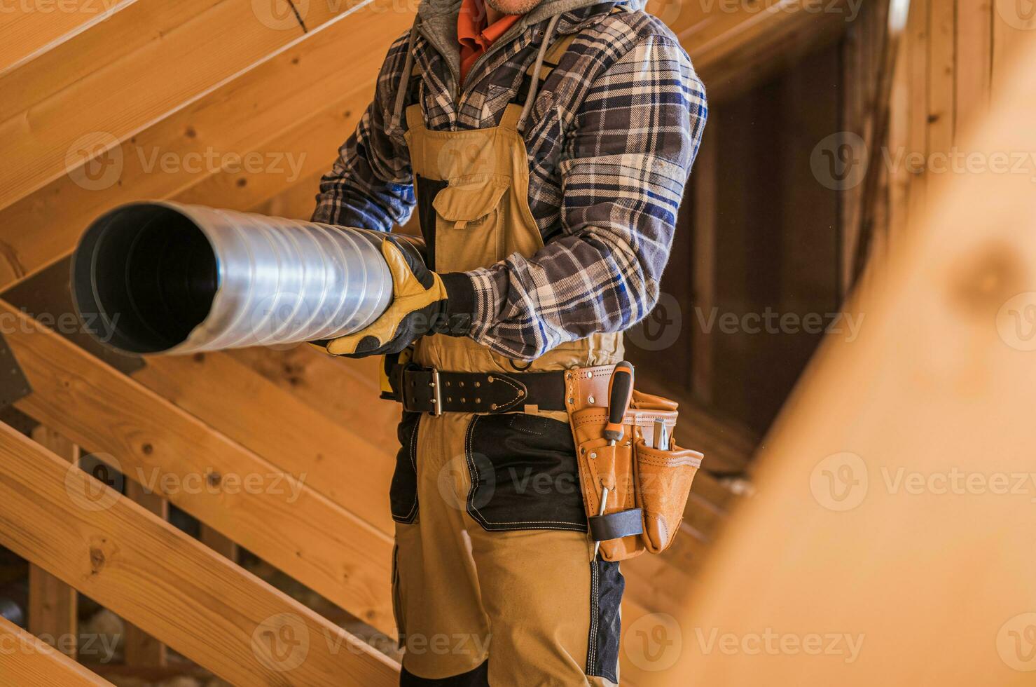 HVAC lavoratore installazione Attico aria condotto nel un' Residenziale edificio foto