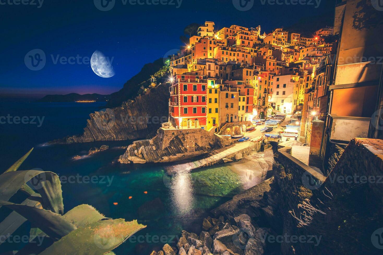 Riomaggiore villaggio a notte foto