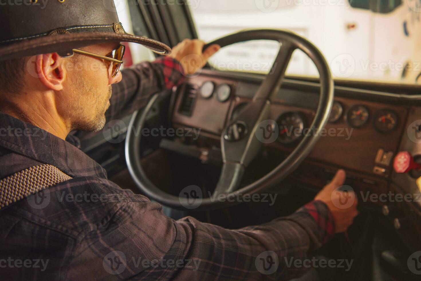 Texas camionista guida vecchio semi camion foto