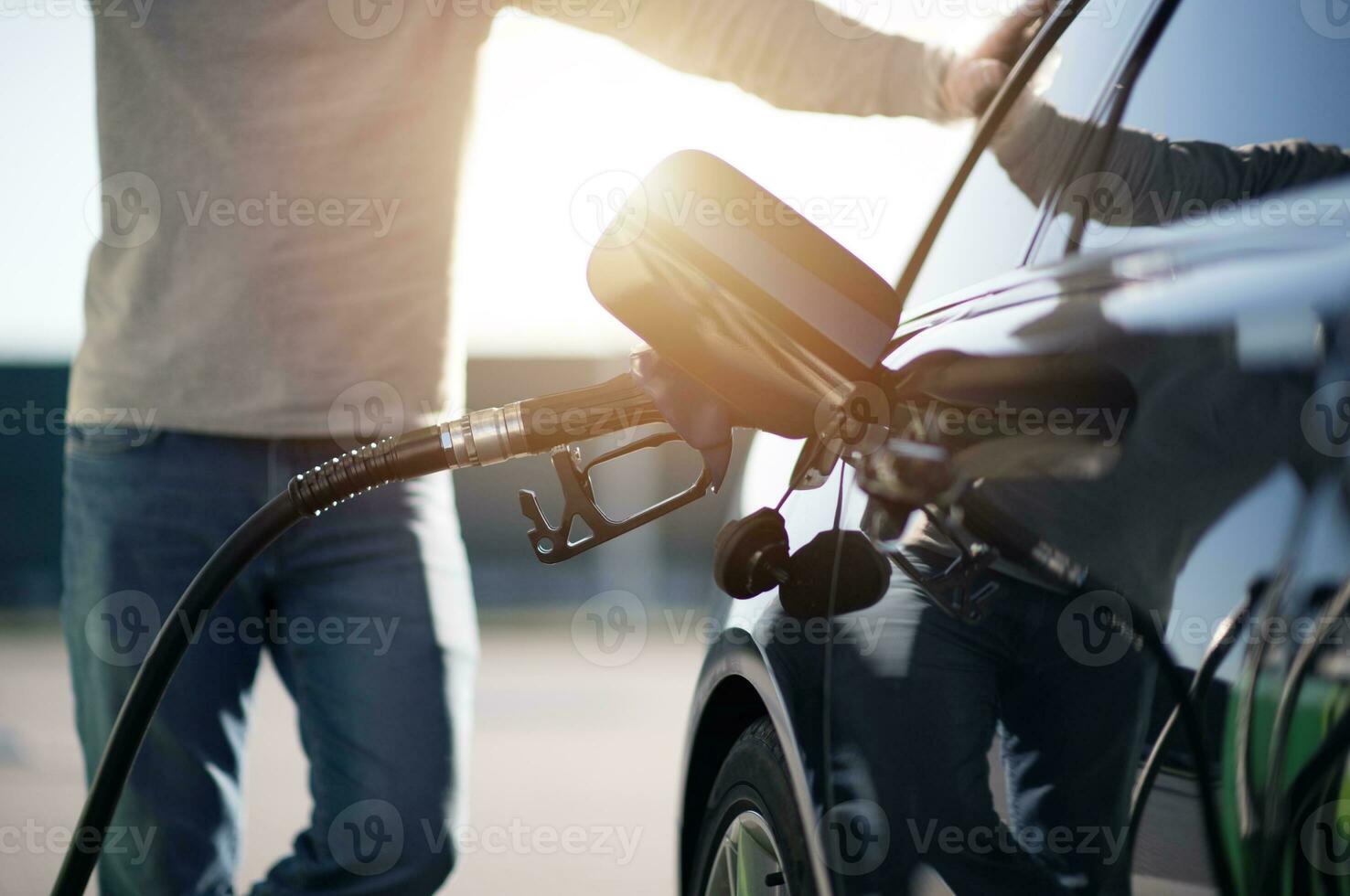 uomini rifornimento carburante moderno auto foto