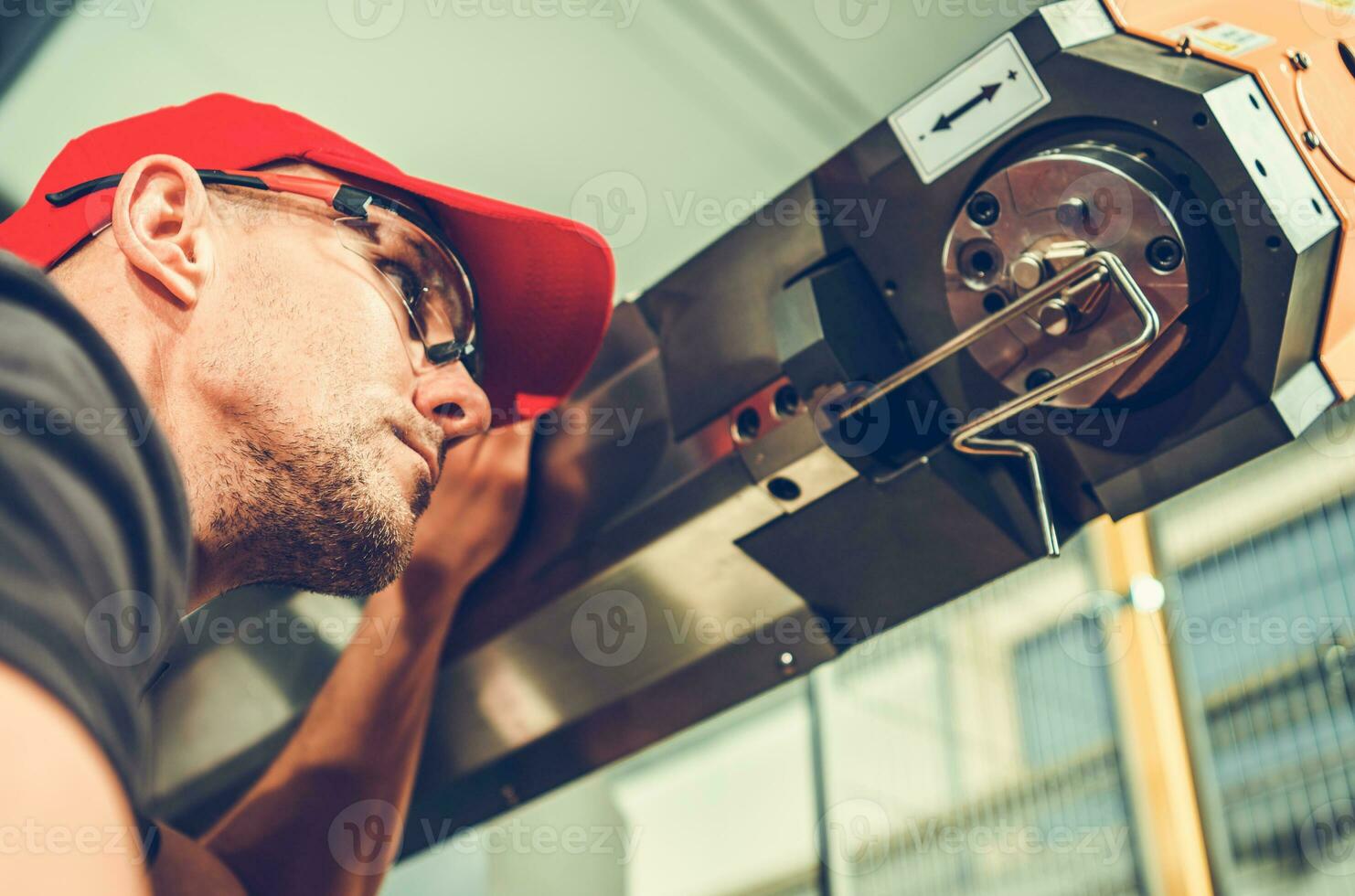 industriale macchinista supervisione cnc filo curvatura macchina operazione foto