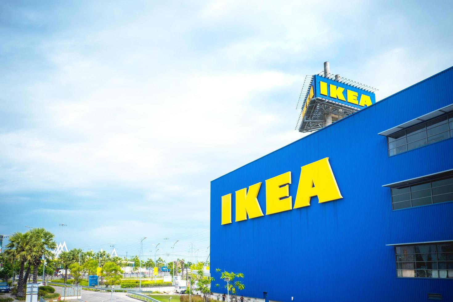 logo della società di mobili ikea sull'esterno dell'edificio foto