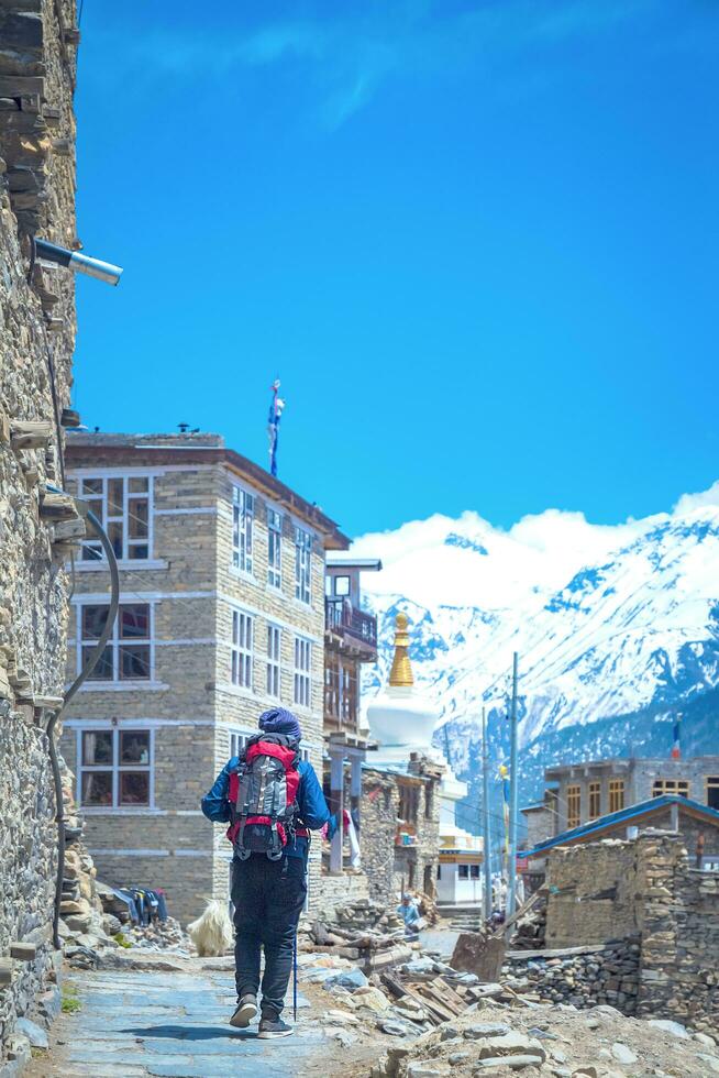 trekker in direzione il suo ricorrere foto