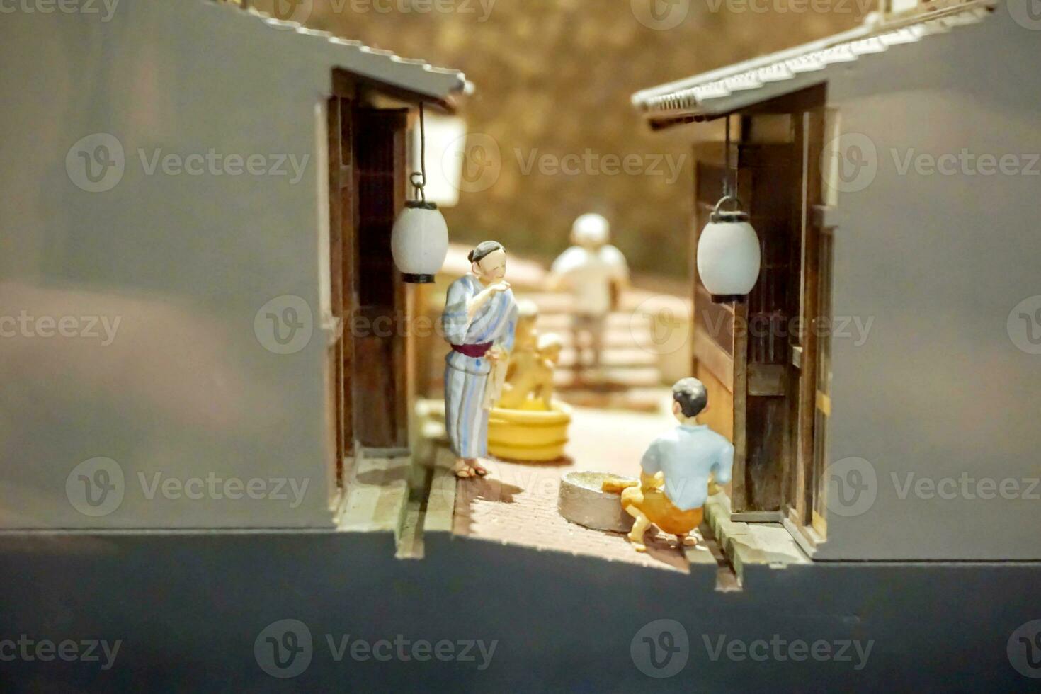 avvicinamento metà tagliare di 1800 antico giapponese Casa nel miniatura Modelli e giapponese persone nel quotidiano vita. osaka prefettura, Giappone. foto