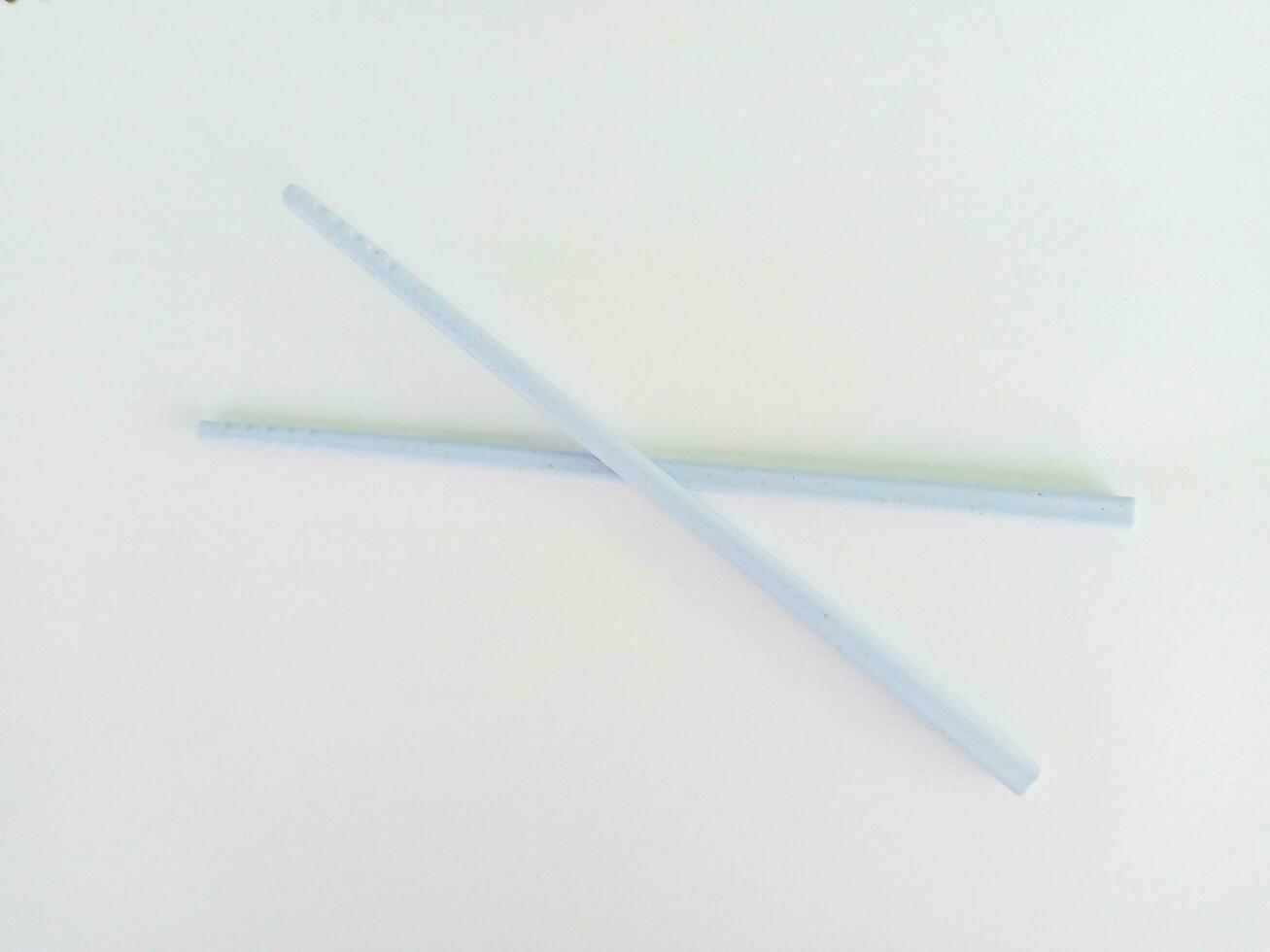 blu plastica bastoncini su bianca sfondo foto