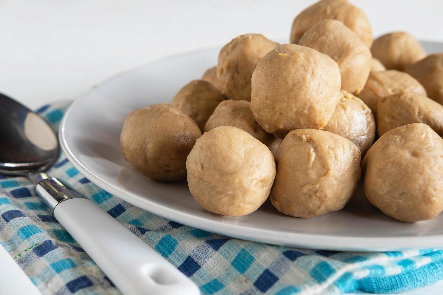 polpette su un piatto sul tavolo foto