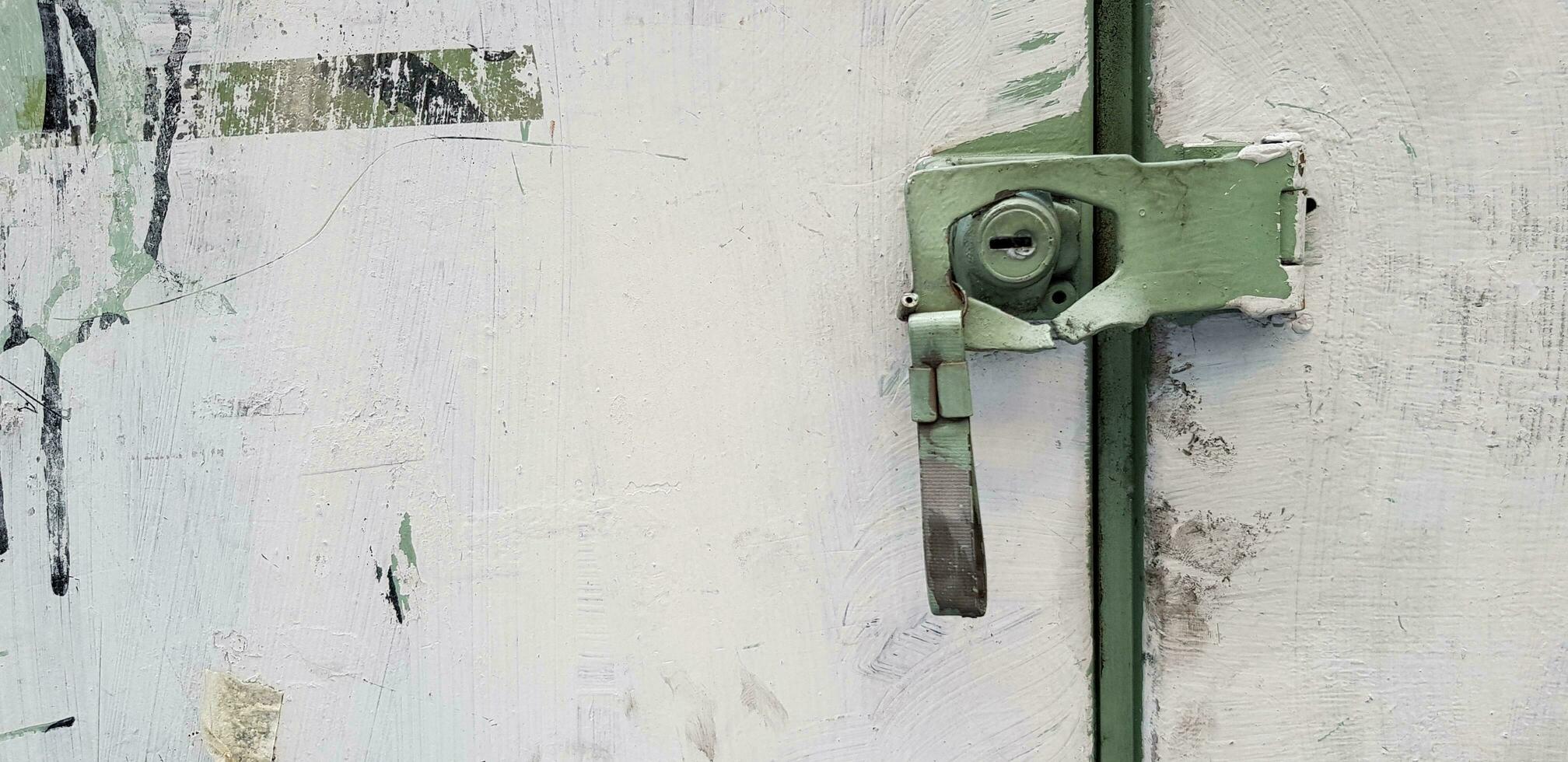 verde rustico buco della serratura danneggiato e rotto di bianca dipinto Consiglio dei ministri con copia spazio. foto