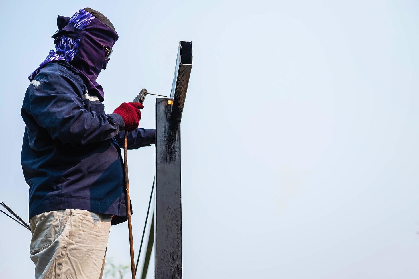 il saldatore sta lavorando alla saldatura foto