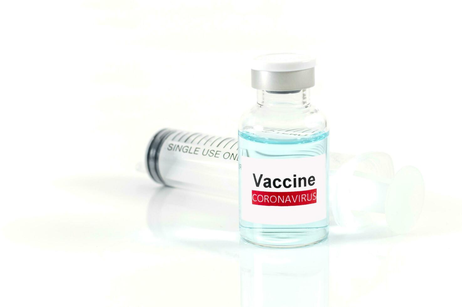 antivirale vaccino bottiglia e medico siringa su un' bianca sfondo foto