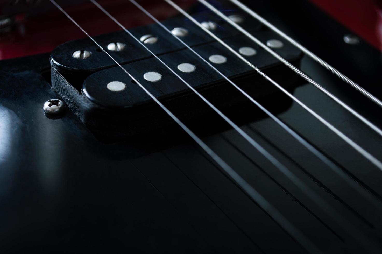 closeup chitarra elettrica rossa su sfondo nero foto