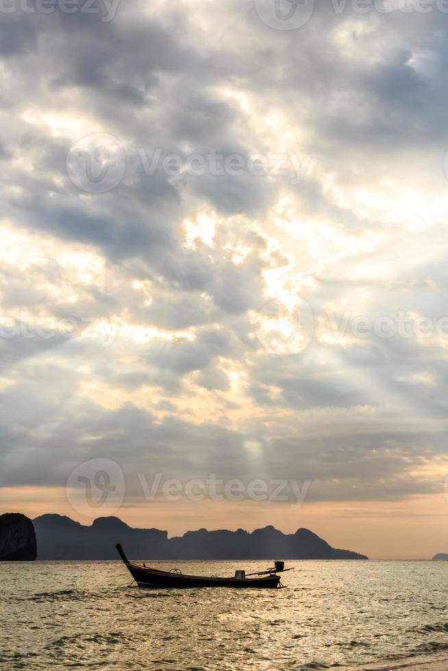 barca sul mare e cielo con raggio di sole a trang thailand foto