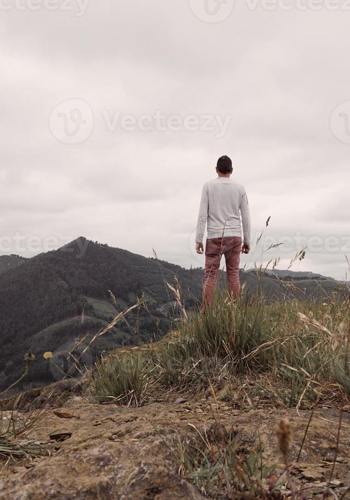 uomo trekking in montagna a bilbao in spagna foto