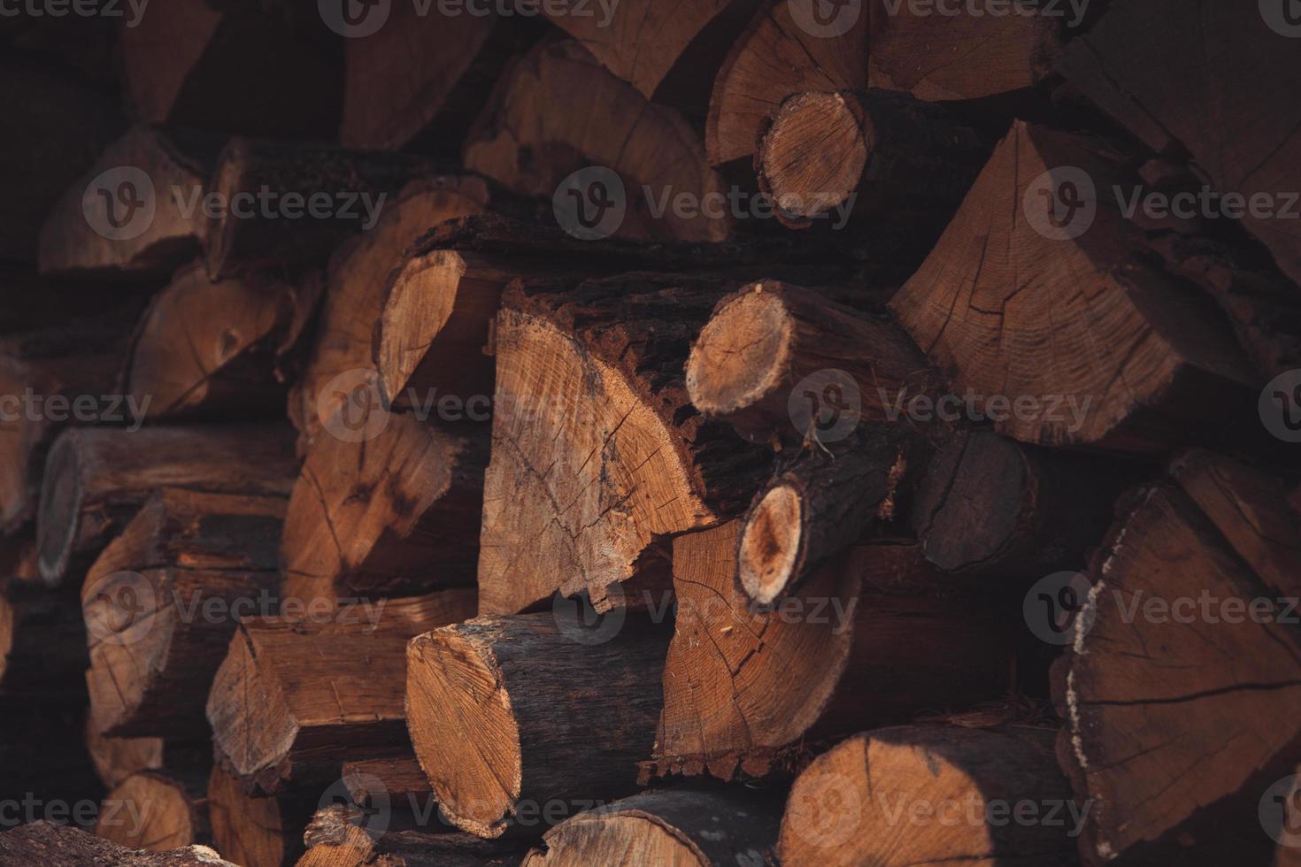 una catasta di legna da ardere ammaccata e accatastata foto