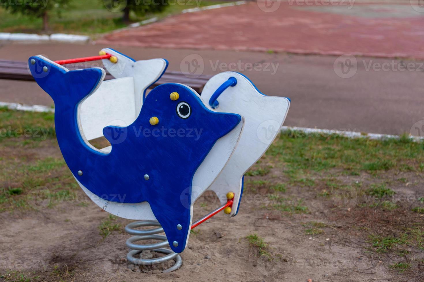 i bambini si dondolano nel parco giochi foto