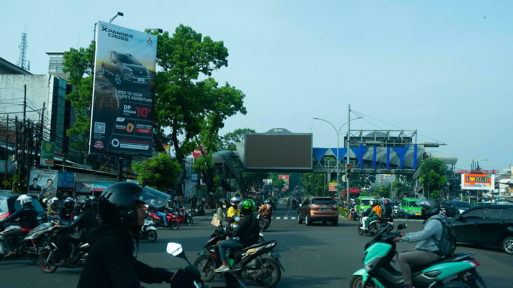 bogor, ovest Giava, Indonesia, Maggio 2 2023 - molto pesante traffico di macchine e motociclo a uno di il intersezioni di bogor città durante un' soleggiato giorno. foto