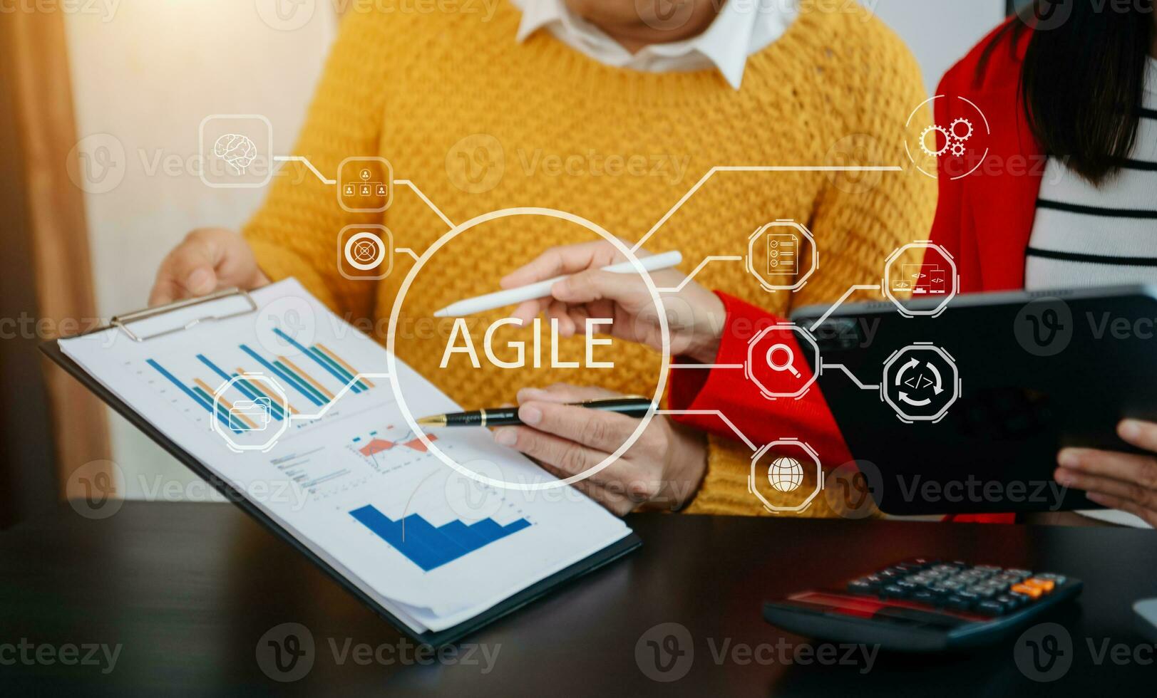 agile sviluppo metodologia concetto. attività commerciale mano utilizzando il computer portatile computer e tavoletta con virtuale schermo agile icona su ufficio digitale tecnologia concetto. foto