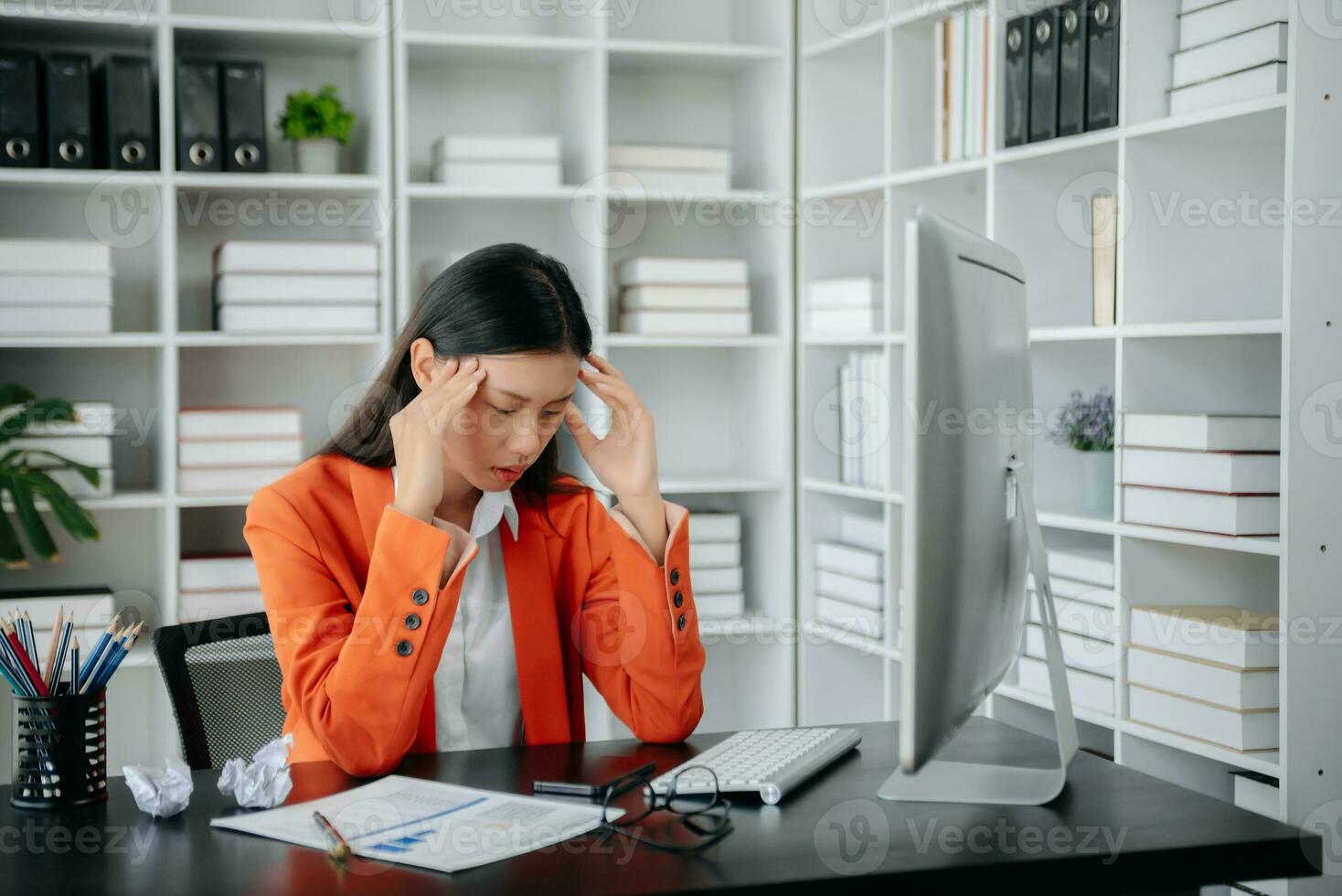 asiatico donna sensazione emicrania testa ceppo.oberato di lavoro donna d'affari finanziere mentre Lavorando su il computer portatile e tavoletta a ufficio. foto