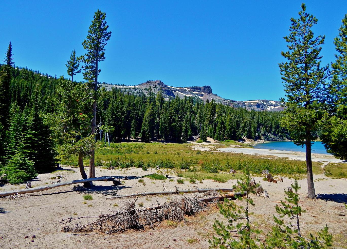 scena di tre creek lake con bordo tam mcarthur sullo sfondo vicino a sorelle o foto