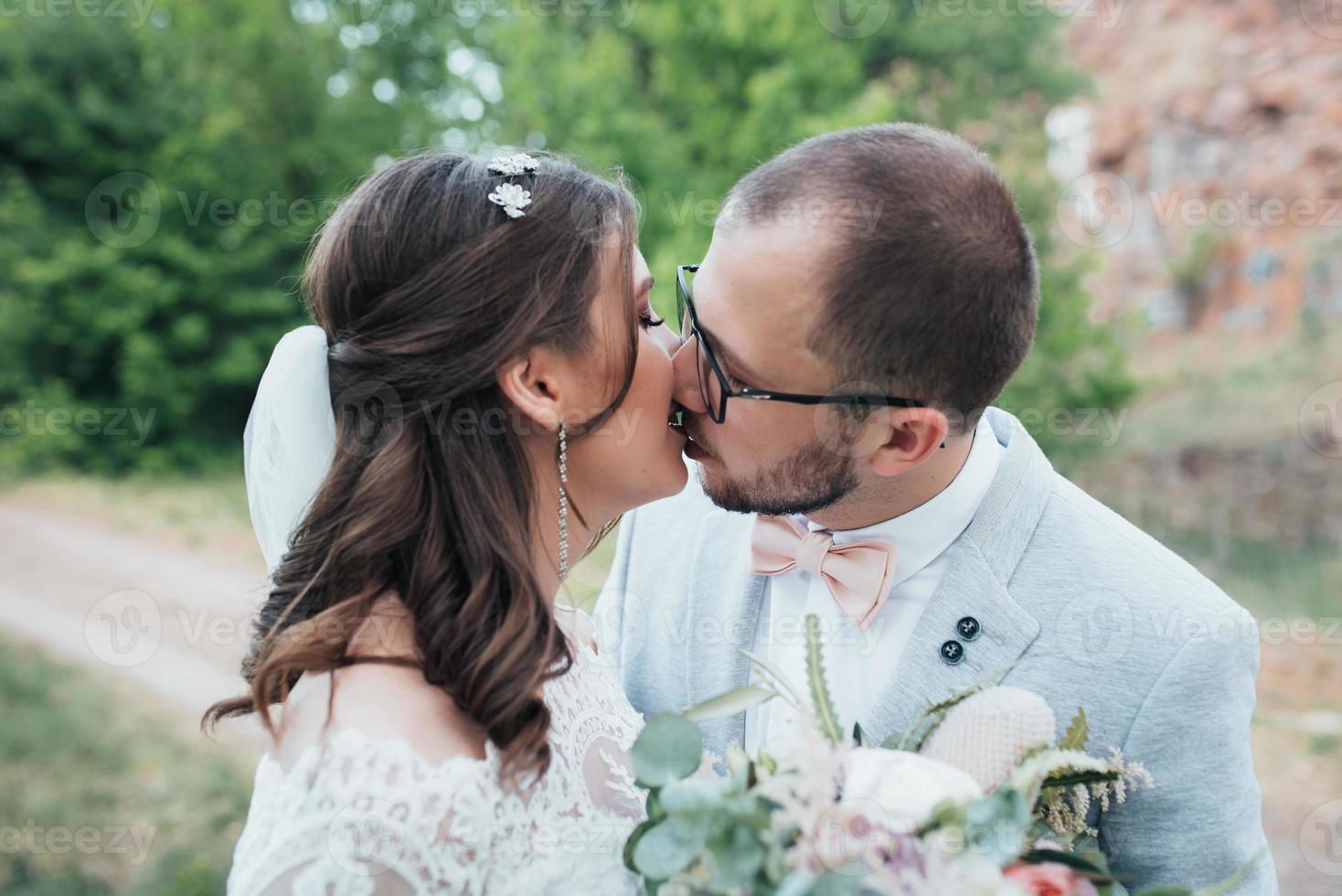 fotografia di matrimonio bacio sposa e sposo in luoghi diversi foto