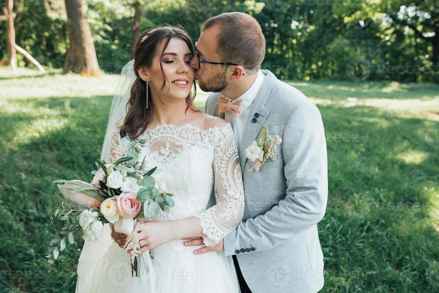 fotografia di matrimonio bacio sposa e sposo in luoghi diversi foto