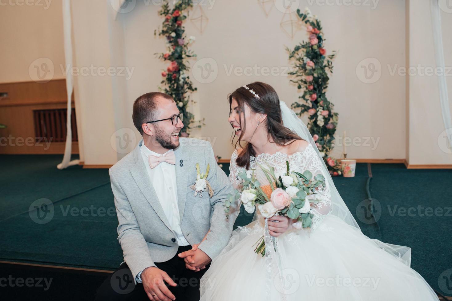 fotografia di matrimonio delle emozioni degli sposi in diverse location foto