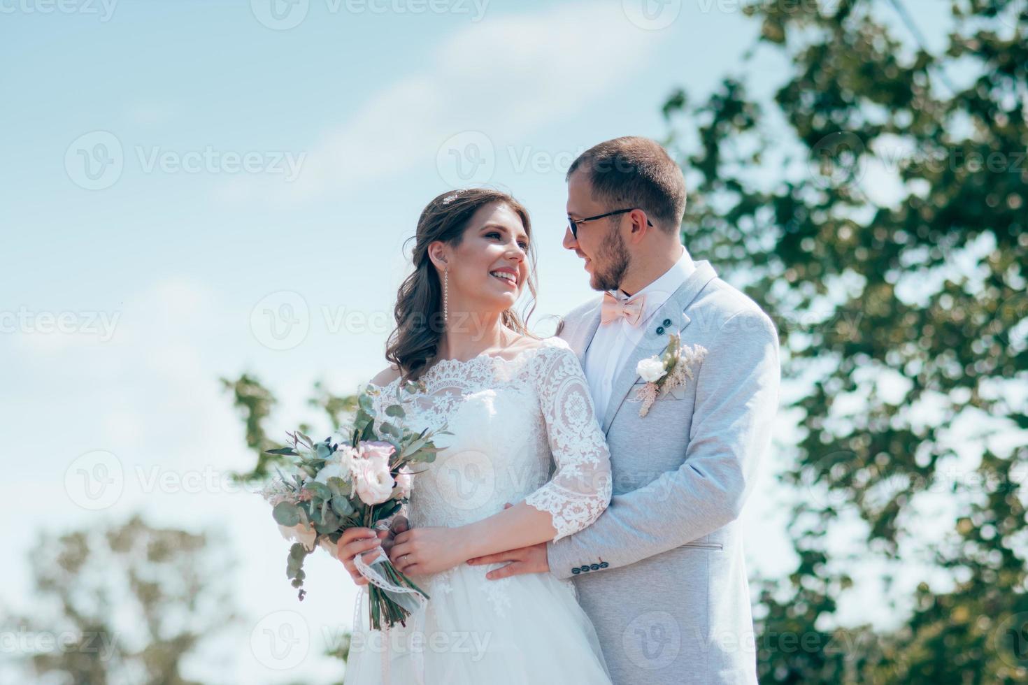 foto di matrimonio della sposa e dello sposo in un colore rosa grigio sulla natura nella foresta e nelle rocce