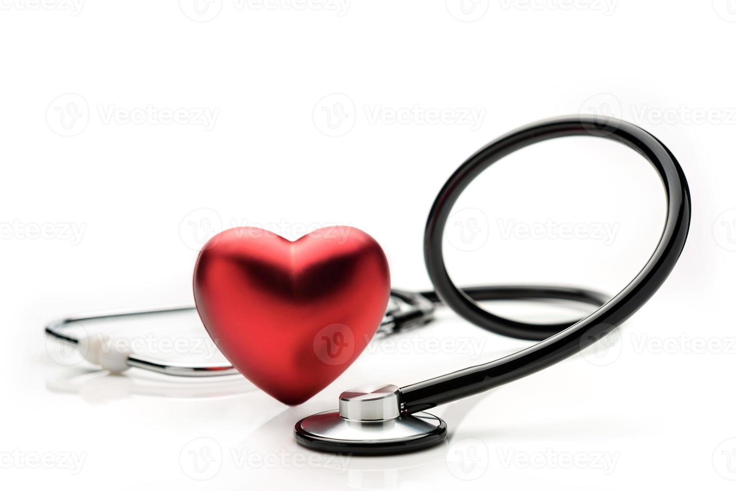 stetoscopio e simbolo del cuore isolato su sfondo bianco foto
