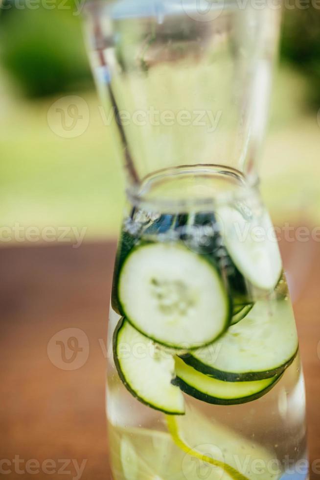 acqua disintossicante infusa con cetriolo foto