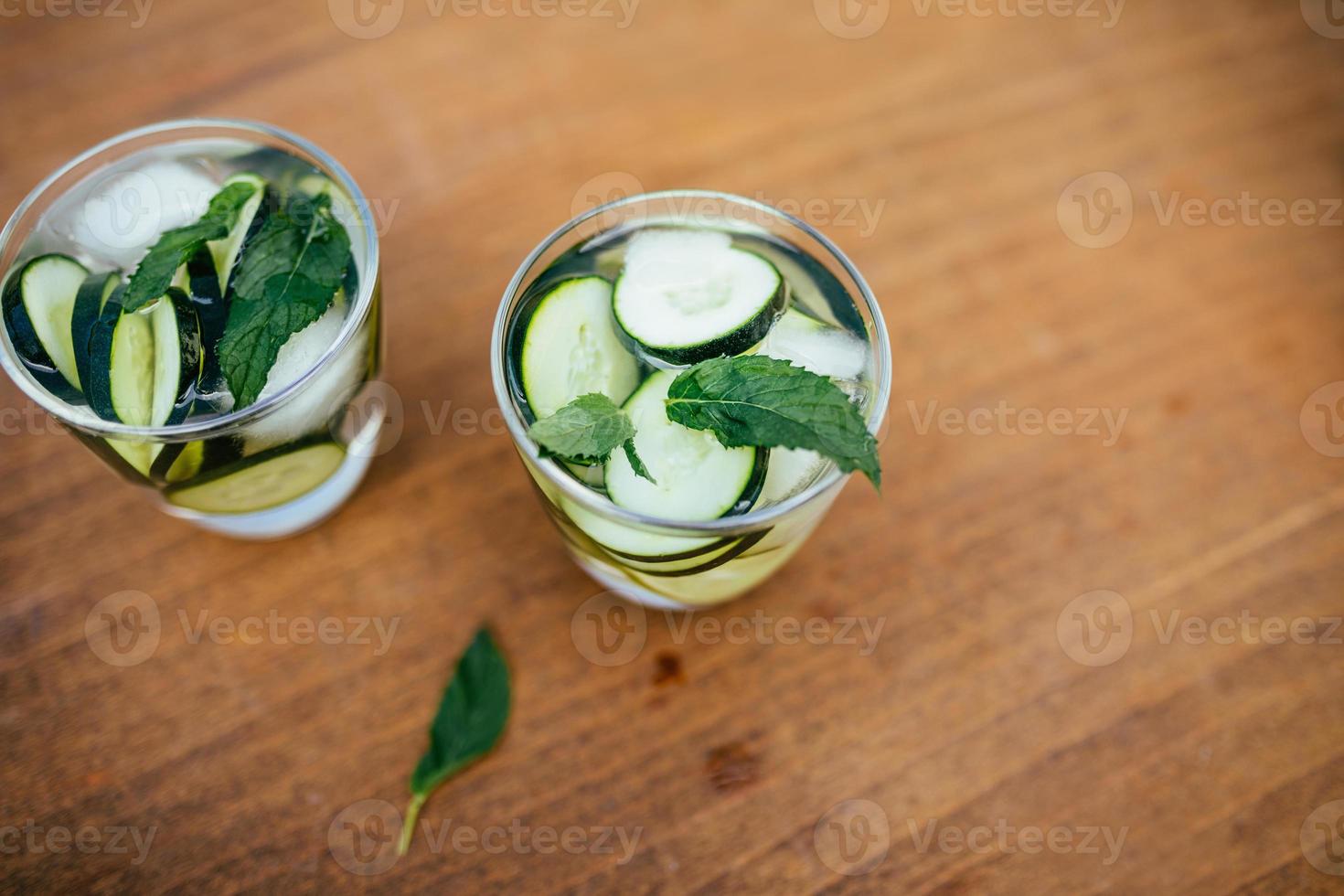 acqua disintossicante infusa con cetriolo foto