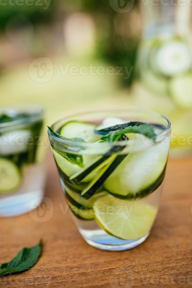 acqua disintossicante infusa con cetriolo foto