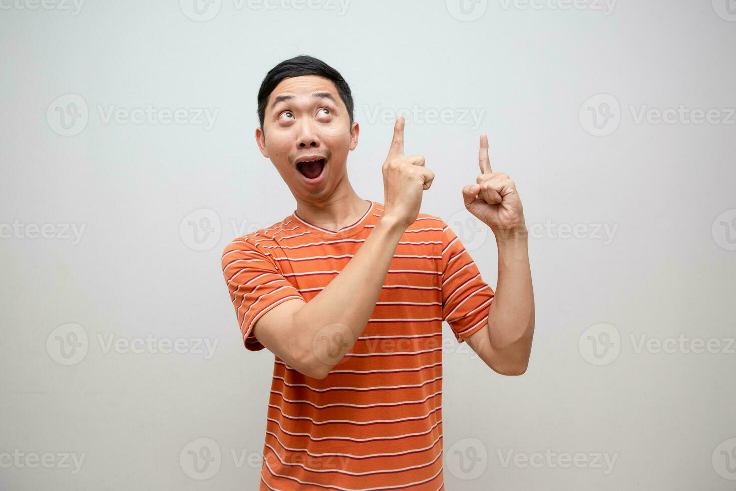asiatico uomo arancia camicia si sente stupito gesto punto dito su isolato foto