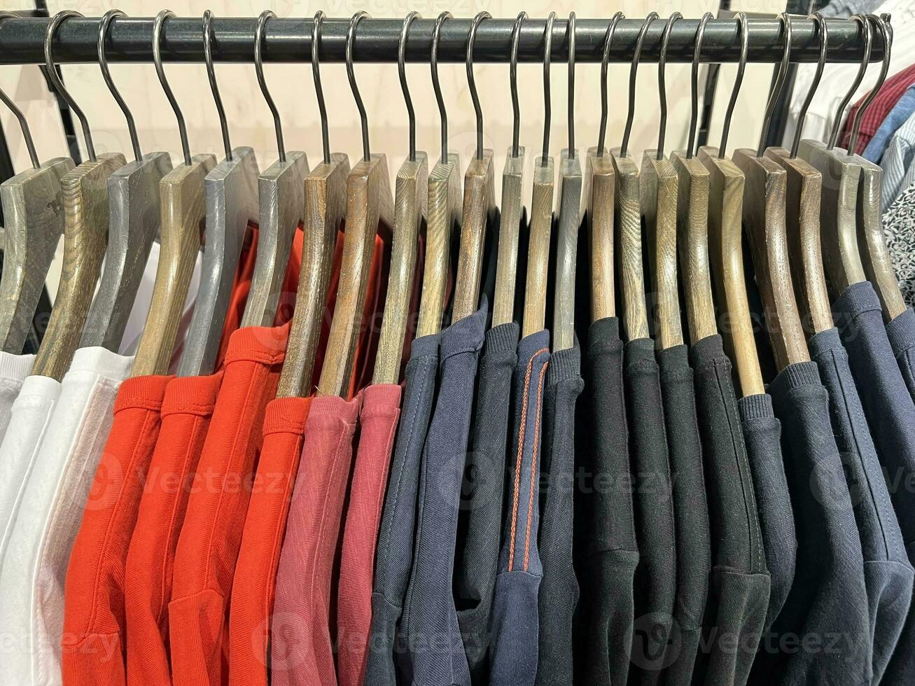 magliette sospeso su un' appendiabiti. stile e armadio per uomini. acquisti. foto