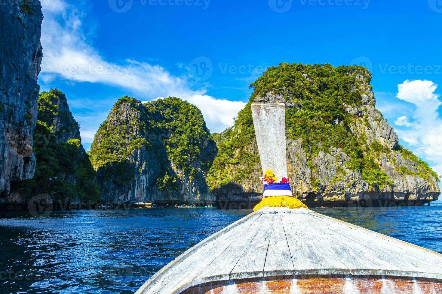 KOH phi phi Tailandia con laguna coda lunga Barche calcare rocce. foto