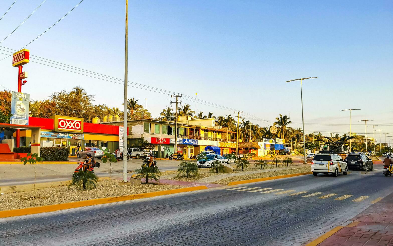 puerto escondido oaxaca Messico 2023 tipico bellissimo colorato turista strada marciapiede città puerto escondido Messico. foto