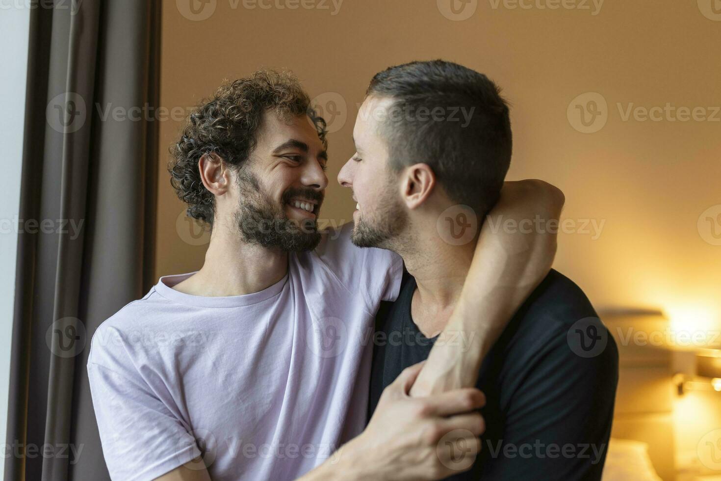 ritratto di spensierato gay coppia al chiuso. contento gay coppia la spesa tempo insieme foto