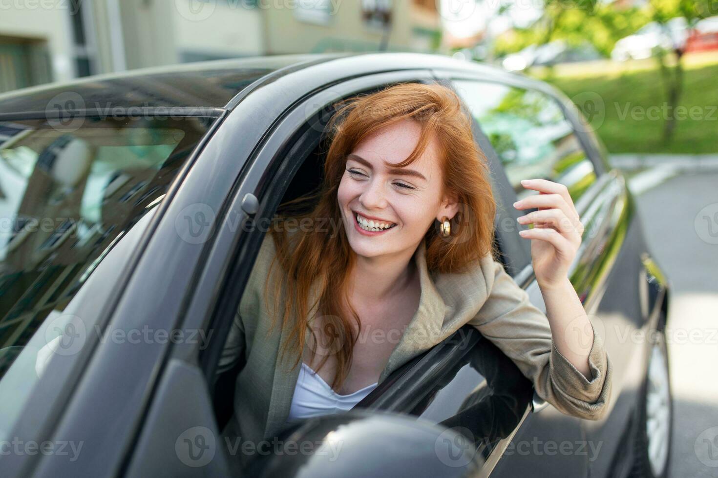 bellissimo giovane donna guida sua nuovo auto a tramonto. donna nel macchina. vicino su ritratto di piacevole guardare femmina con lieto positivo espressione, donna nel casuale indossare guida un' auto foto