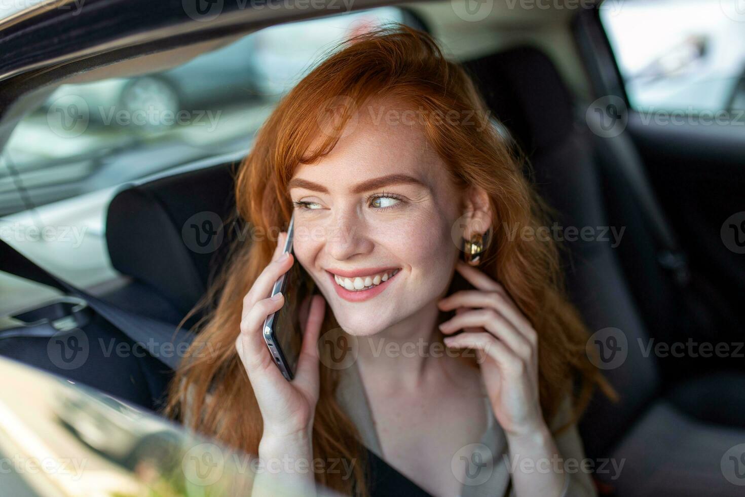 giovane ragazza usi un' mobile Telefono nel il macchina. tecnologia cellula Telefono isolamento. Internet e sociale media. donna con smartphone nel sua macchina. ragazza è utilizzando un' smartphone nel auto foto