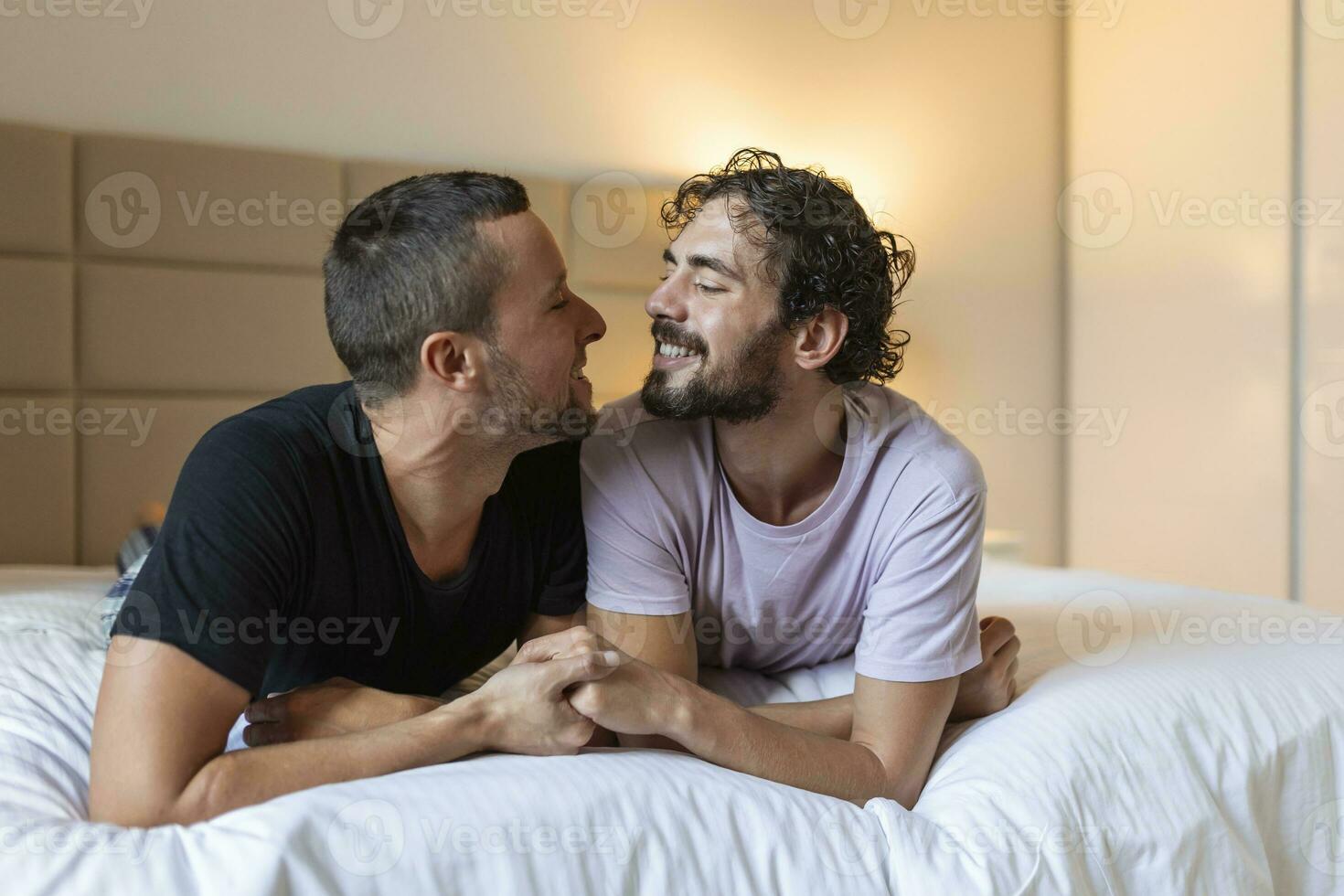 contento gay coppia avendo tenero momenti nel Camera da letto - omosessuale amore relazione e Genere uguaglianza concetto foto