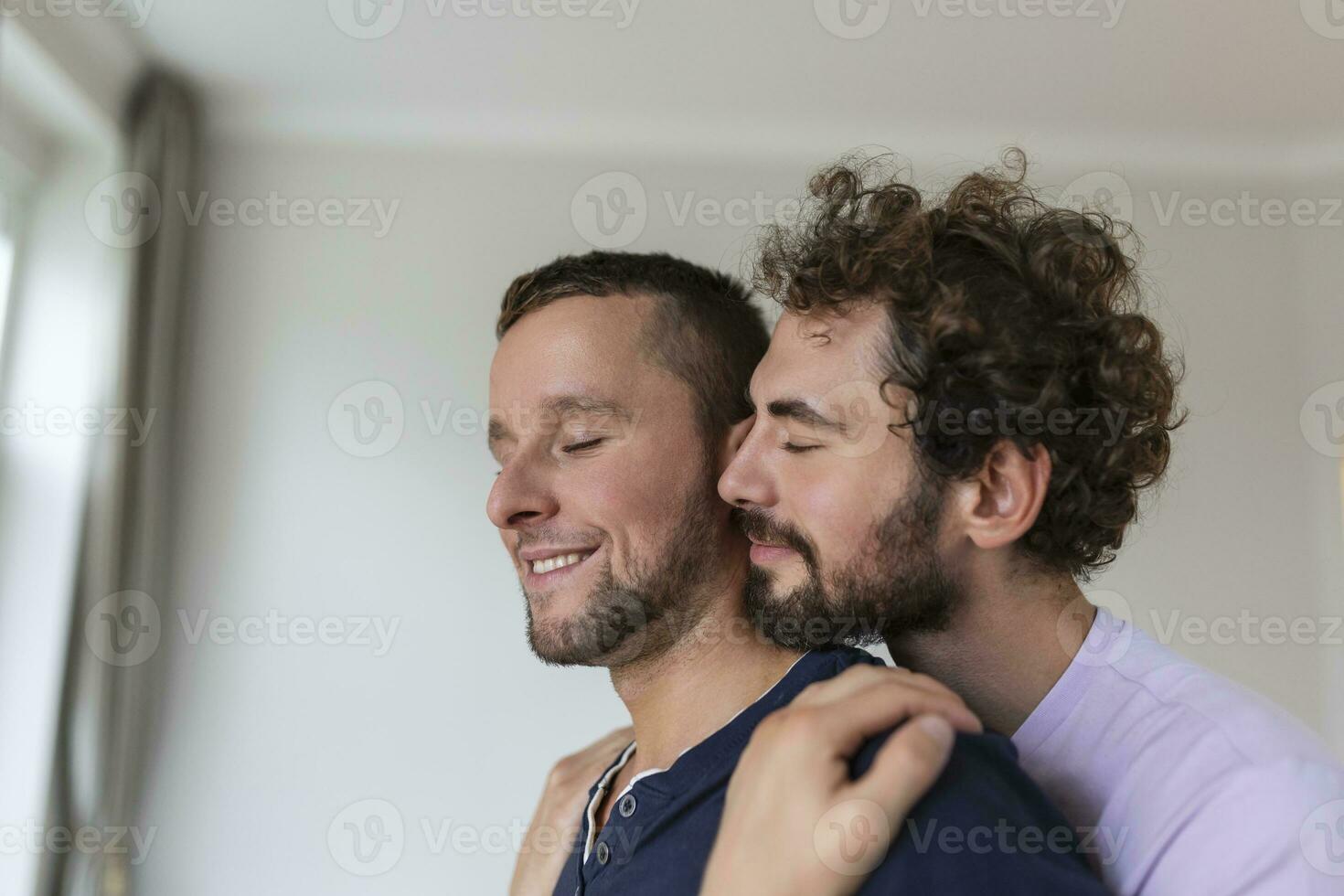 ritratto di spensierato gay coppia al chiuso. contento gay coppia la spesa tempo insieme foto