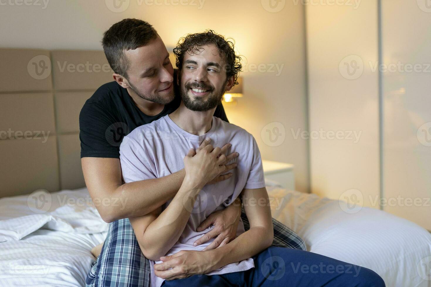 gay coppia condivisione un' speciale momento nel il mattina, omosessuale tenerezza, gay coppia amore casa concetto foto